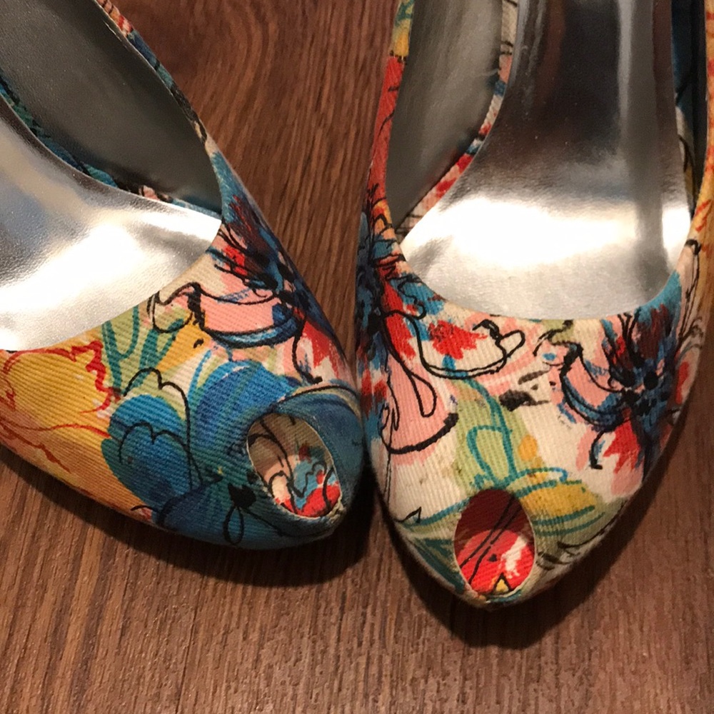 Peep toe heels. Multi colored.🚫 - Picture 2 of 3